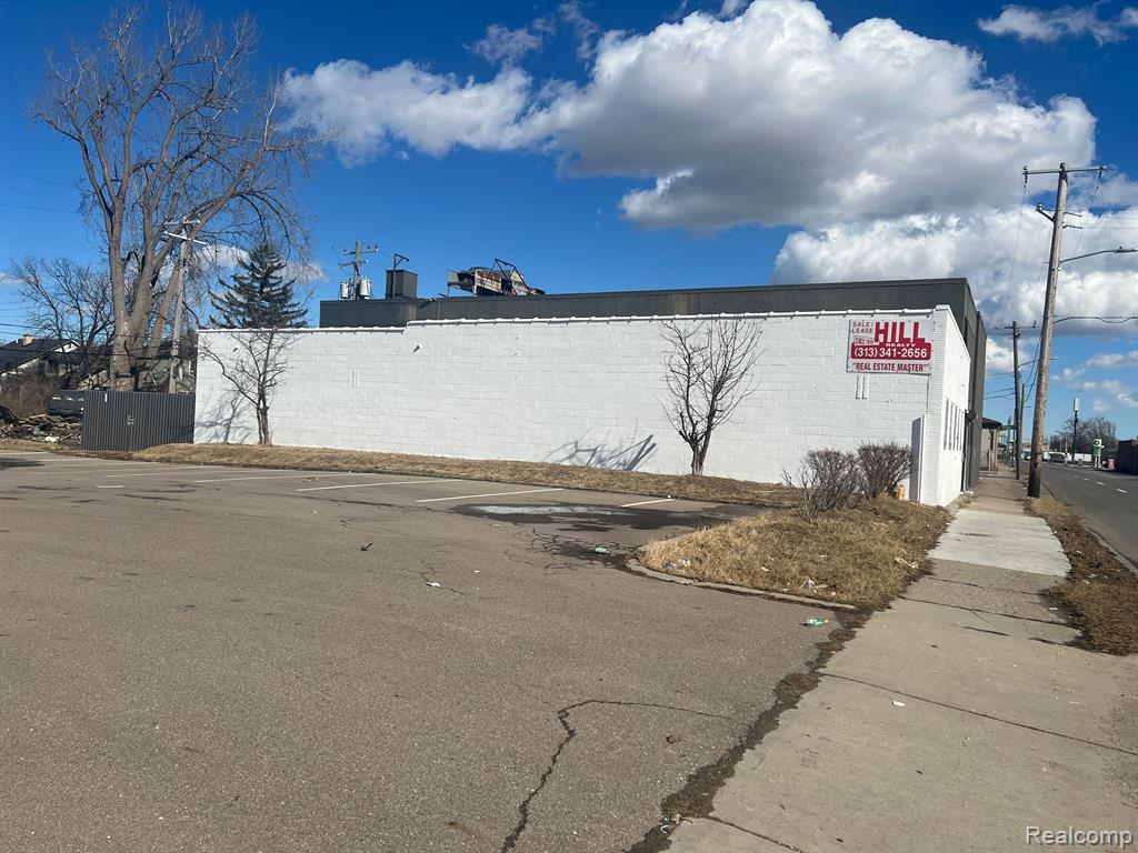 521 E 7 Mile Road