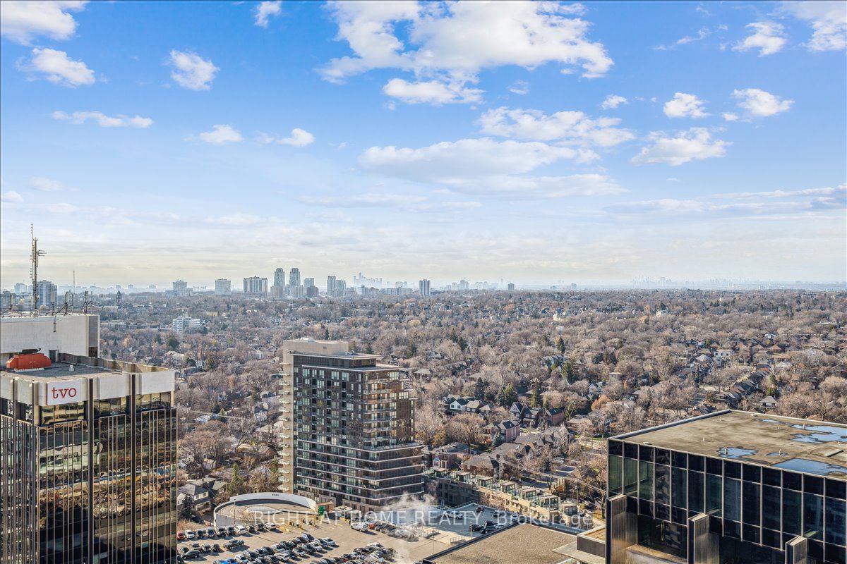 2221 Yonge St 2407