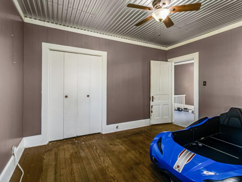 112 W Hackberry Street