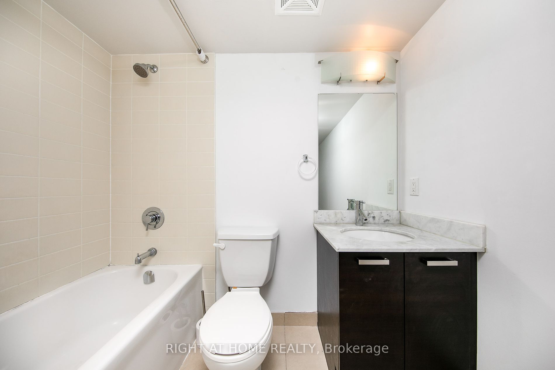 36 Lisgar St 2110E