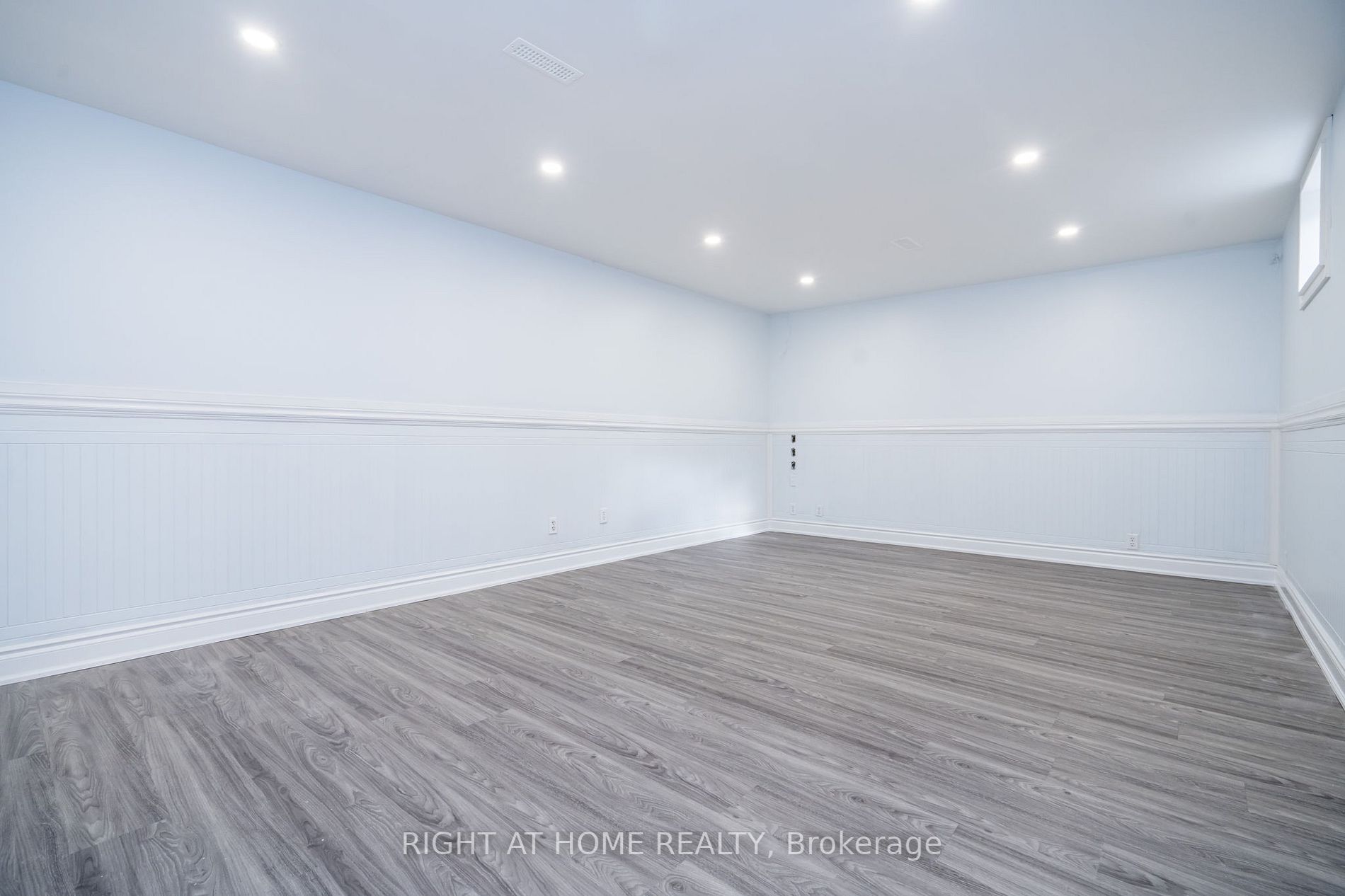 1052 Dina Cres
