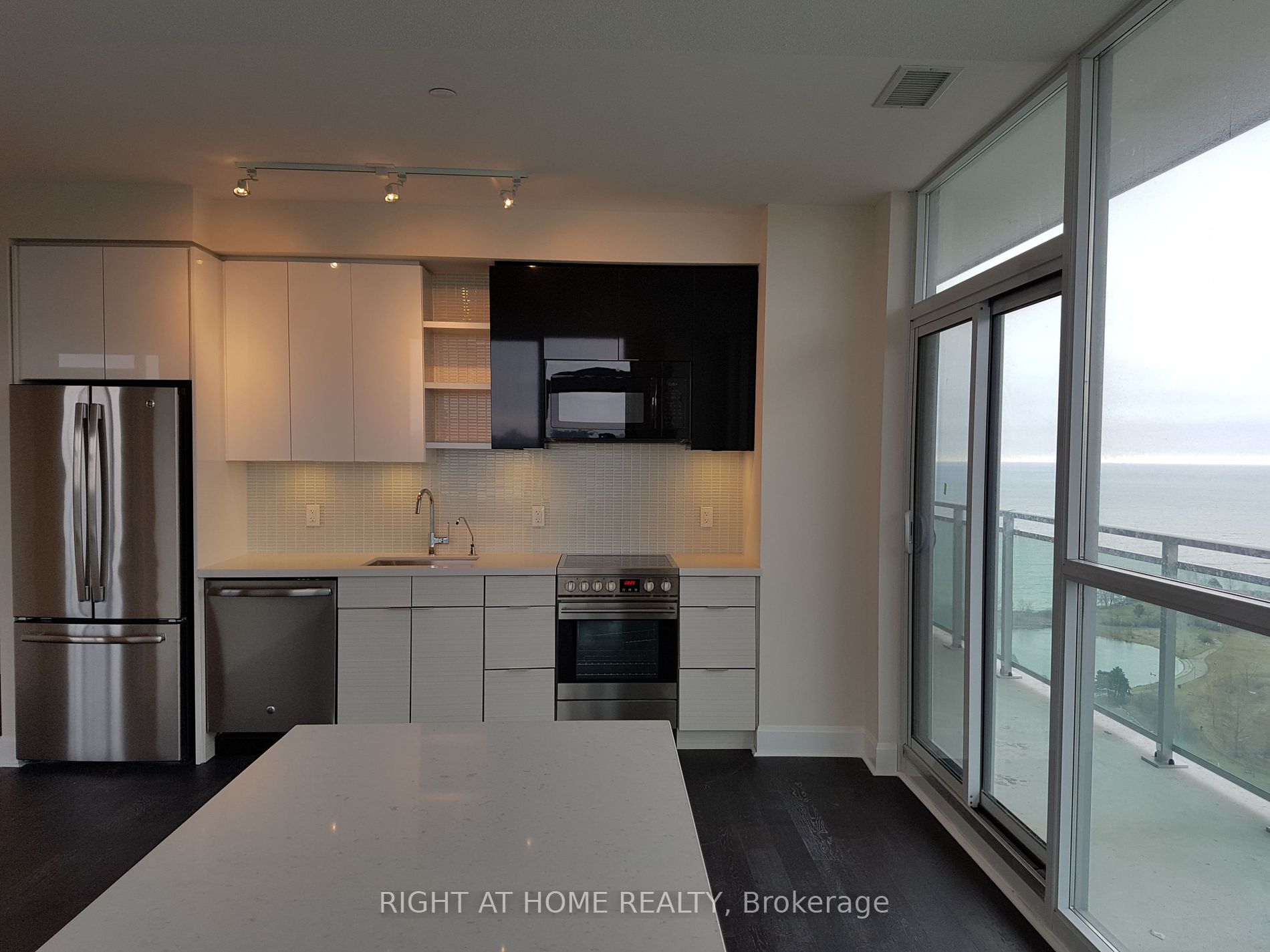 33 Shore Breeze Dr 2503