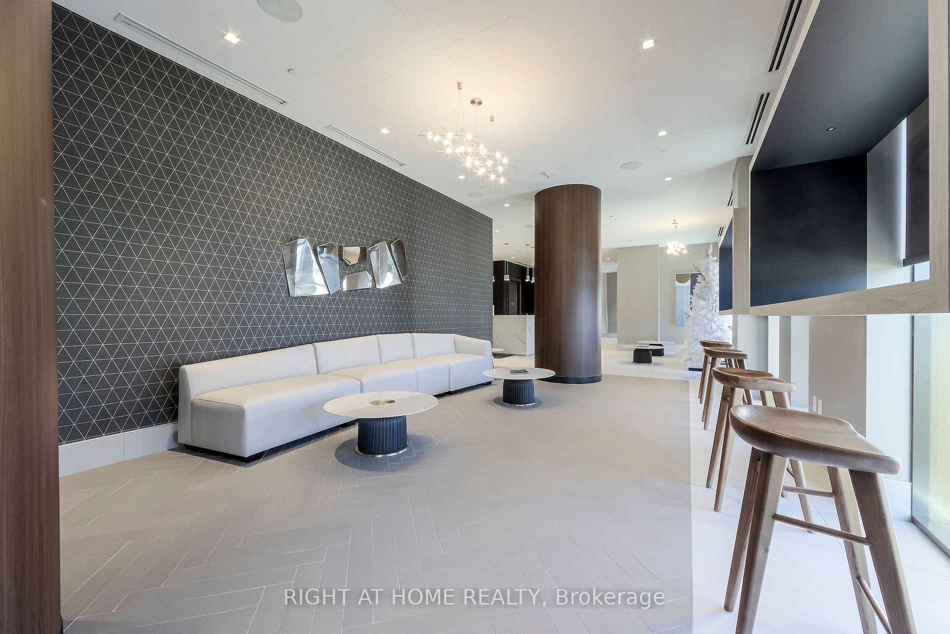 2550 N Simcoe St 438,000