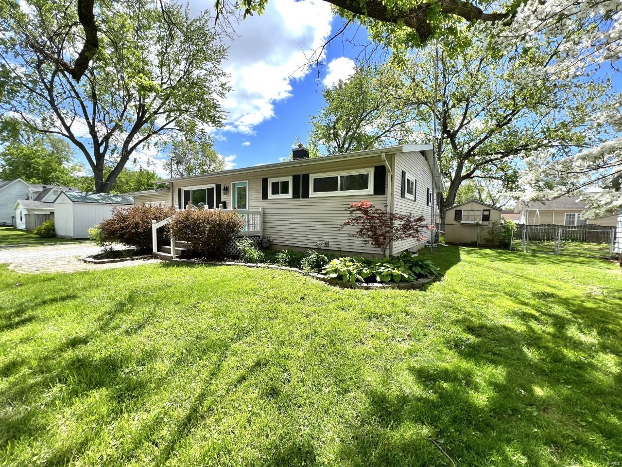 126,000 910 E Clark Street Litchfield IL 62056 Montgomery County Realty