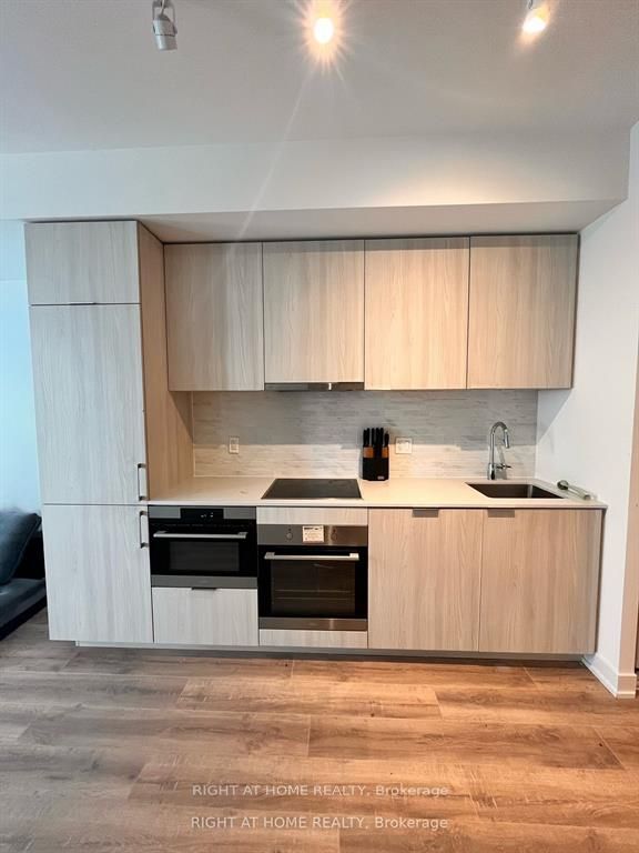 15 E Queens Quay St 708