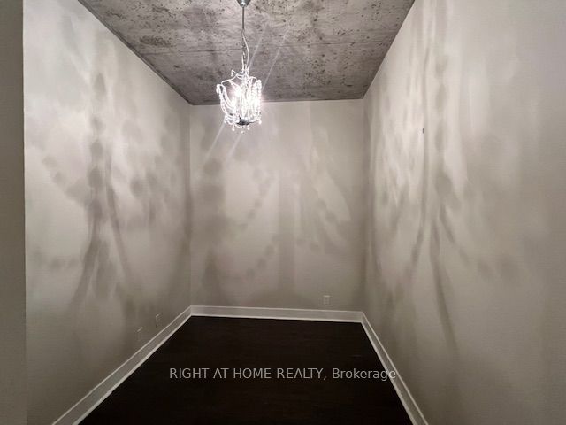 399 W Adelaide St 402