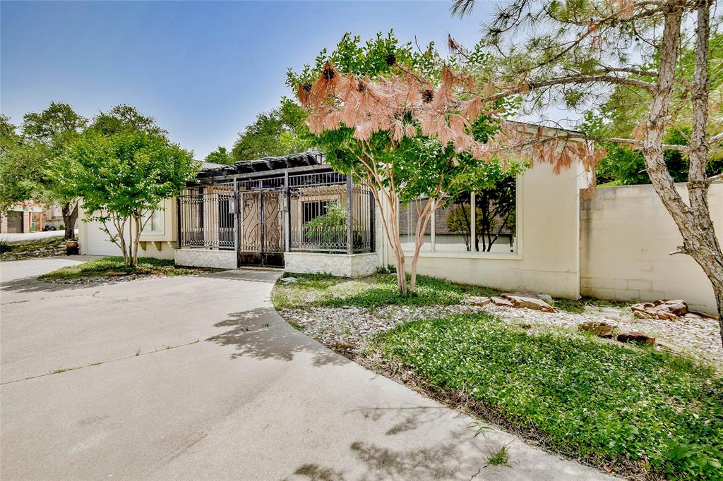 A great 1-story townhome with lakeview and no yardwork. Stunning designer decorated townhome in gated, guarded Decordova Bend Estates.  Relax outdoors in wonderful wrought iron fenced courtyard. Nearly 2,300 sq. ft. includes 3 bedrooms, two and one half bathrooms, 2 dining areas and a large 2-car garage with storage. Bambo flooring, gas fireplace and lots of built-ins in large living room. The kitchen has granite countertops, island, wine fridge, double ovens, warming oven, electric cook top, pantry, breakfast bar & breakfast nook, lighted cabinets, plantation shutters, textured walls, gorgeous chandeliers. Primary bedroom has huge closet. DCBE offers a renovated club house for dining and entertaining, 2 golf courses, community pool, children's playground, workout facility, plus tennis, pickle ball, and sand volleyball court. Only HOA fee is to DCBE.