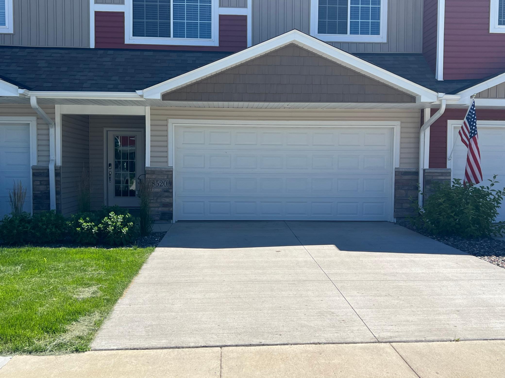 3 bed townhome that is move in ready! SS Appliances.  2 bedrooms up and 1 in the lower level.