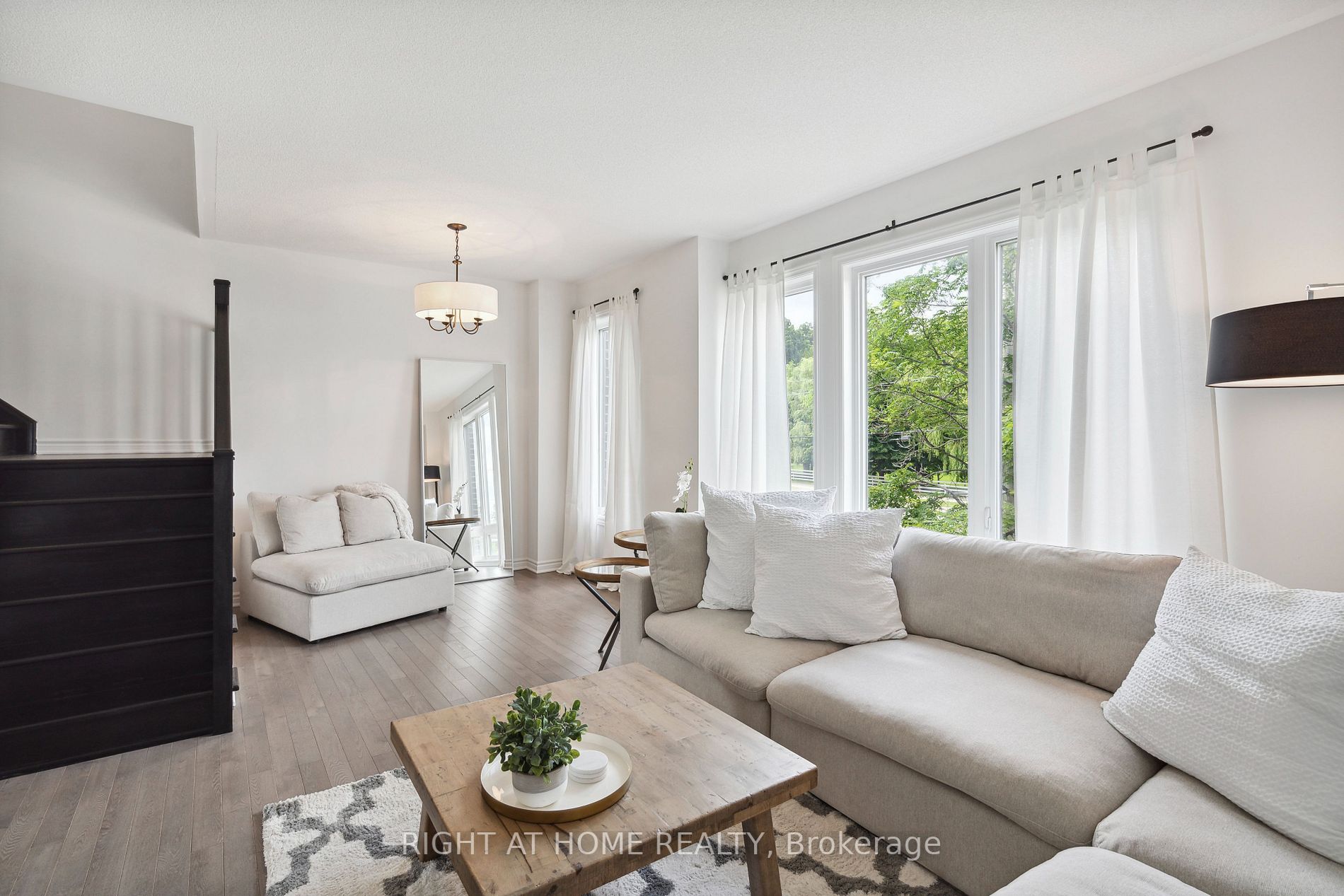 2495 Littlefield Cres
