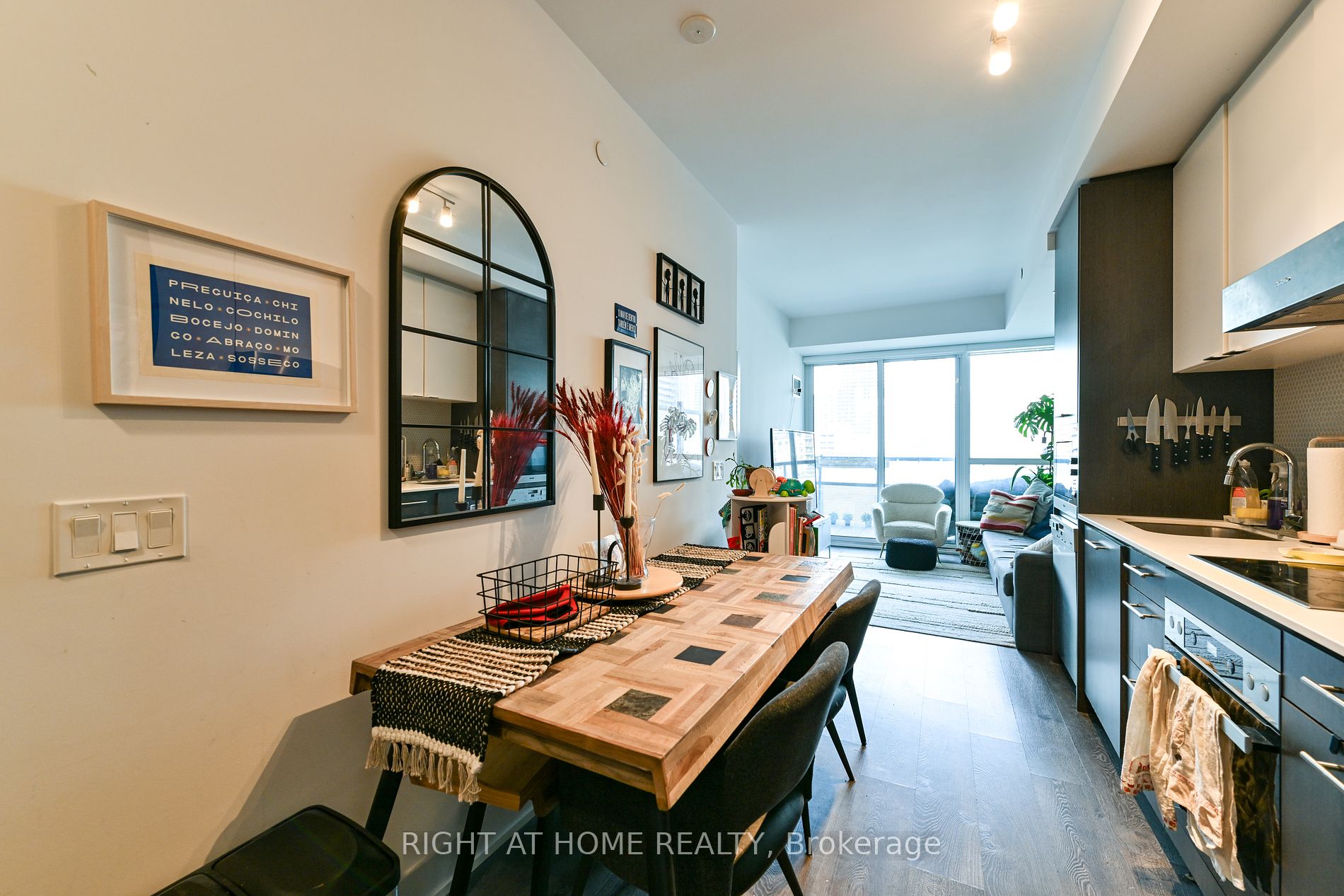 11 Lillian St 1008
