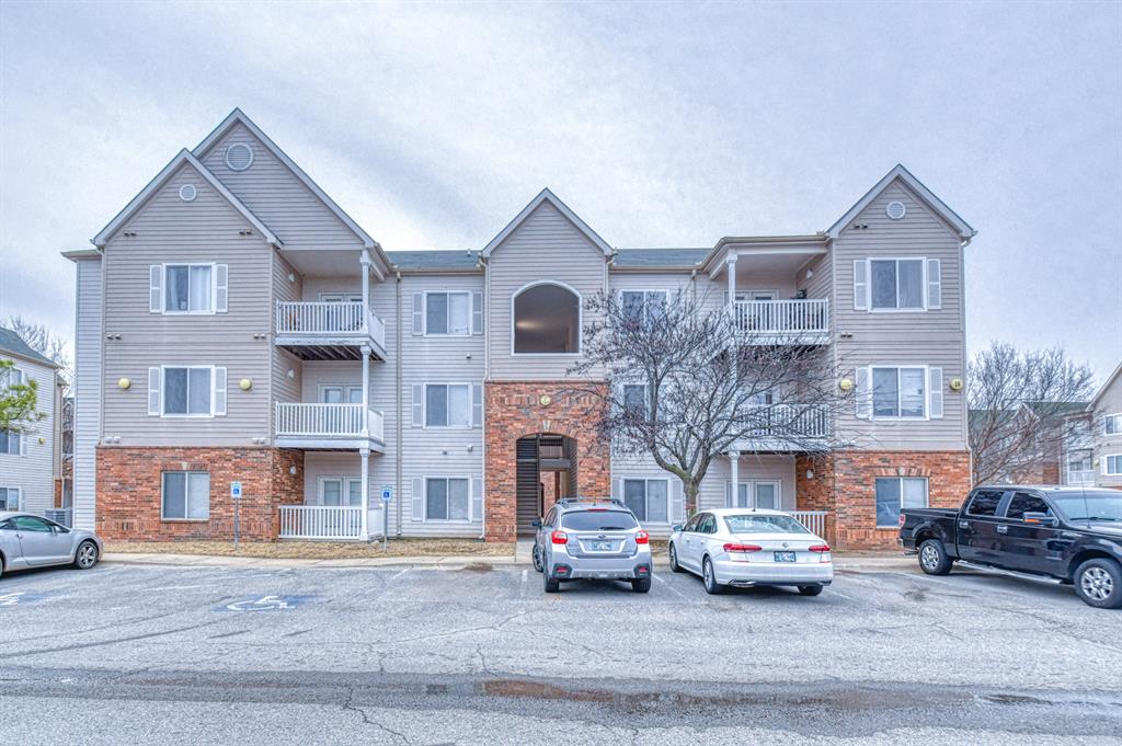 WELCOME HOME!To this spacious  4 BR, 4 Bath  beautiful condo with high tall ceilings!!!  Located near the prestigious University of Oklahoma campus. Within walking distance!  And also providing privacy and comfort for all occupants. With spacious high ceilings. The generously sized bedrooms come with their own en-suite full bathroom and walk in closet!  Step out onto the private balcony, where you can enjoy a morning coffee or take in the evening breeze.  You won't find a better condo location within the complex. (You do not look at other buildings)  And close to the hub of conveniences and services offered to occupants. For those seeking relaxation, this condo offers a wealth of amenities. Take a in the inviting pool, unwind in the rejuvenating hot tub , or challenge friends to a game of volleyball and / or basketball courts. Keep up with your fitness routine in the state-of-the-art fitness center, ensuring healthy, balanced and happy life style. The unit comes complete with built in appliances.  Refrigerator, dishwasher, washer and dryer.  New beautiful lighting fixtures!   With all these modern conveniences and location!!!   You'll have more time to focus on what truly matters. And being able to truly relax as you wish.