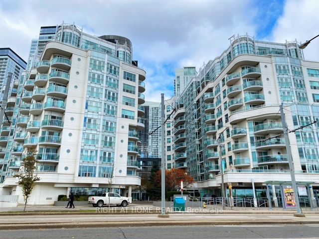 600 W Queens Quay Quay 108