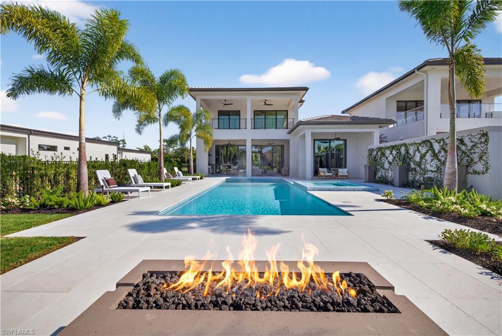 Integrated pool / hot tub with a balcony and a patio area