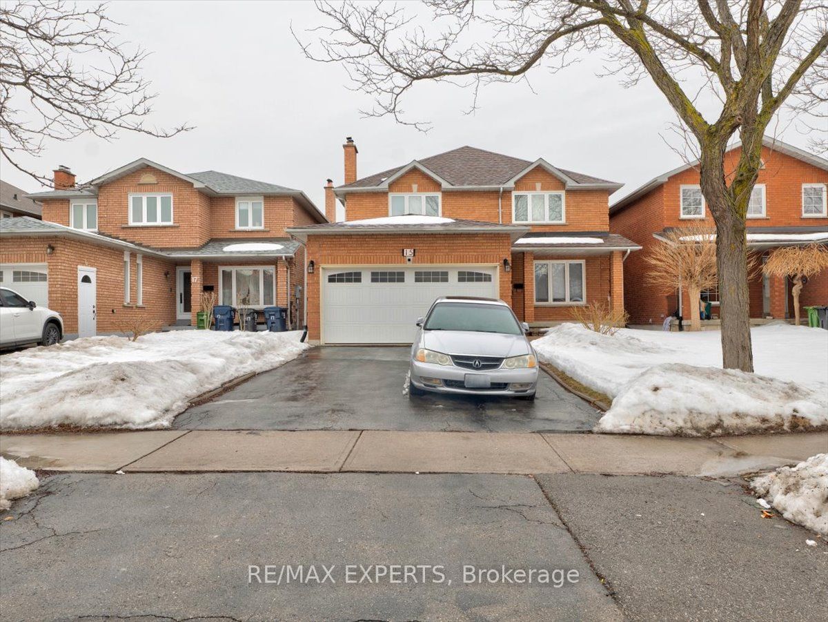 15 Woodlot Cres