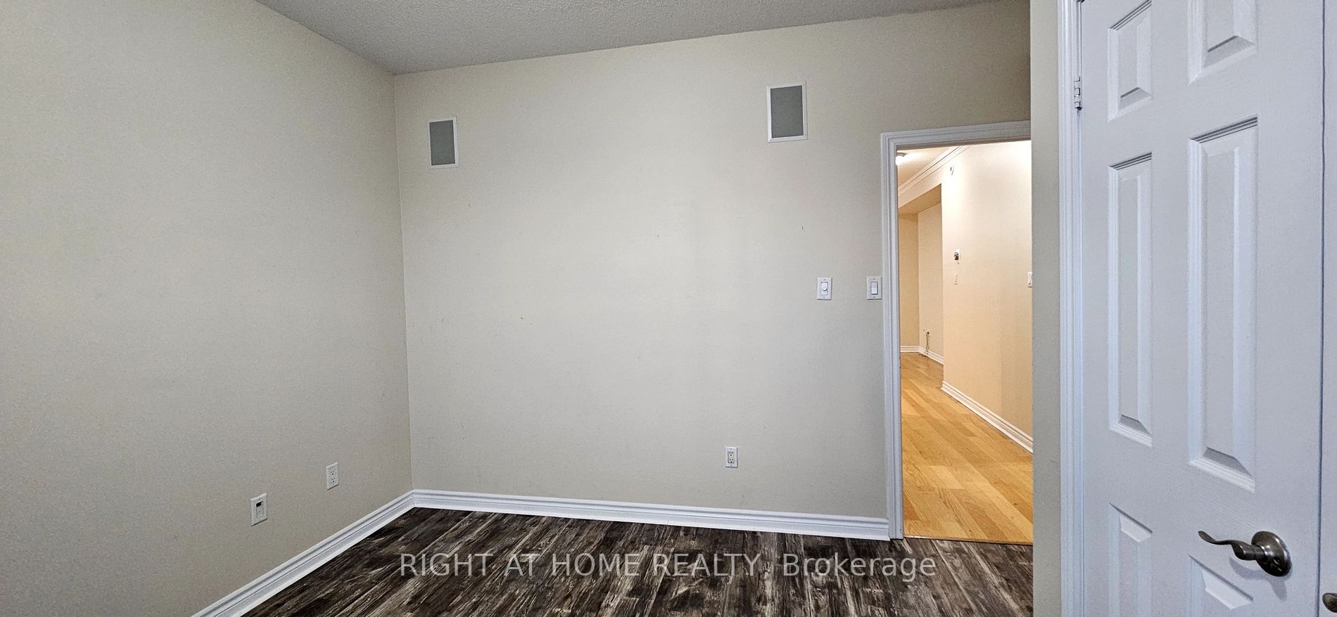 61 Town Centre Crt Th67