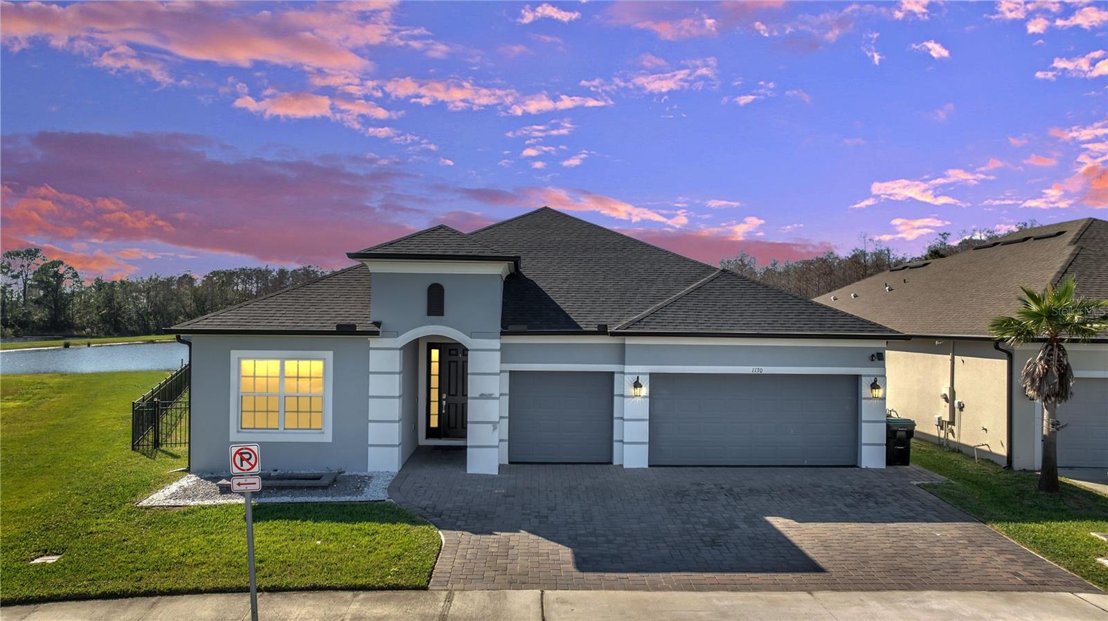 Discover the perfect retreat for your family in this spacious and bright residence located in a prime area of Orlando. Imagine waking up every morning to panoramic views of a serene lake, where sunsets paint the sky in vibrant colors.

This home has been designed for modern living, with an open concept that seamlessly connects the spacious kitchen with the living areas. Elegant granite countertops and state-of-the-art appliances will inspire the chef within you.
The backyard is an oasis of tranquility, ideal for relaxing after a long day or hosting unforgettable gatherings with friends and family. The lake views will set the perfect mood for any occasion! Unbeatable Location, Just 15 minutes from Orlando International Airport, making travel easy for you and your guests.