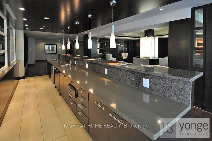 18 Yonge St 1405