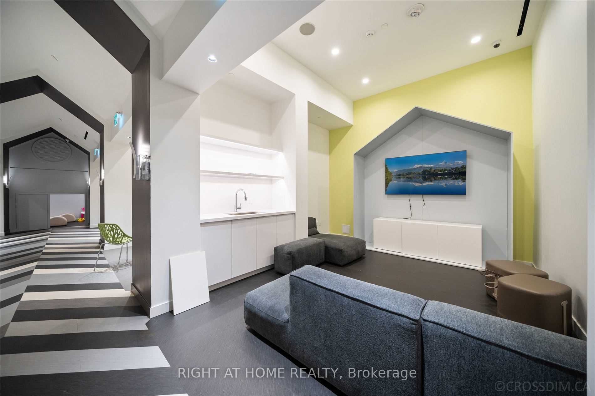 39 Roehampton Ave 314