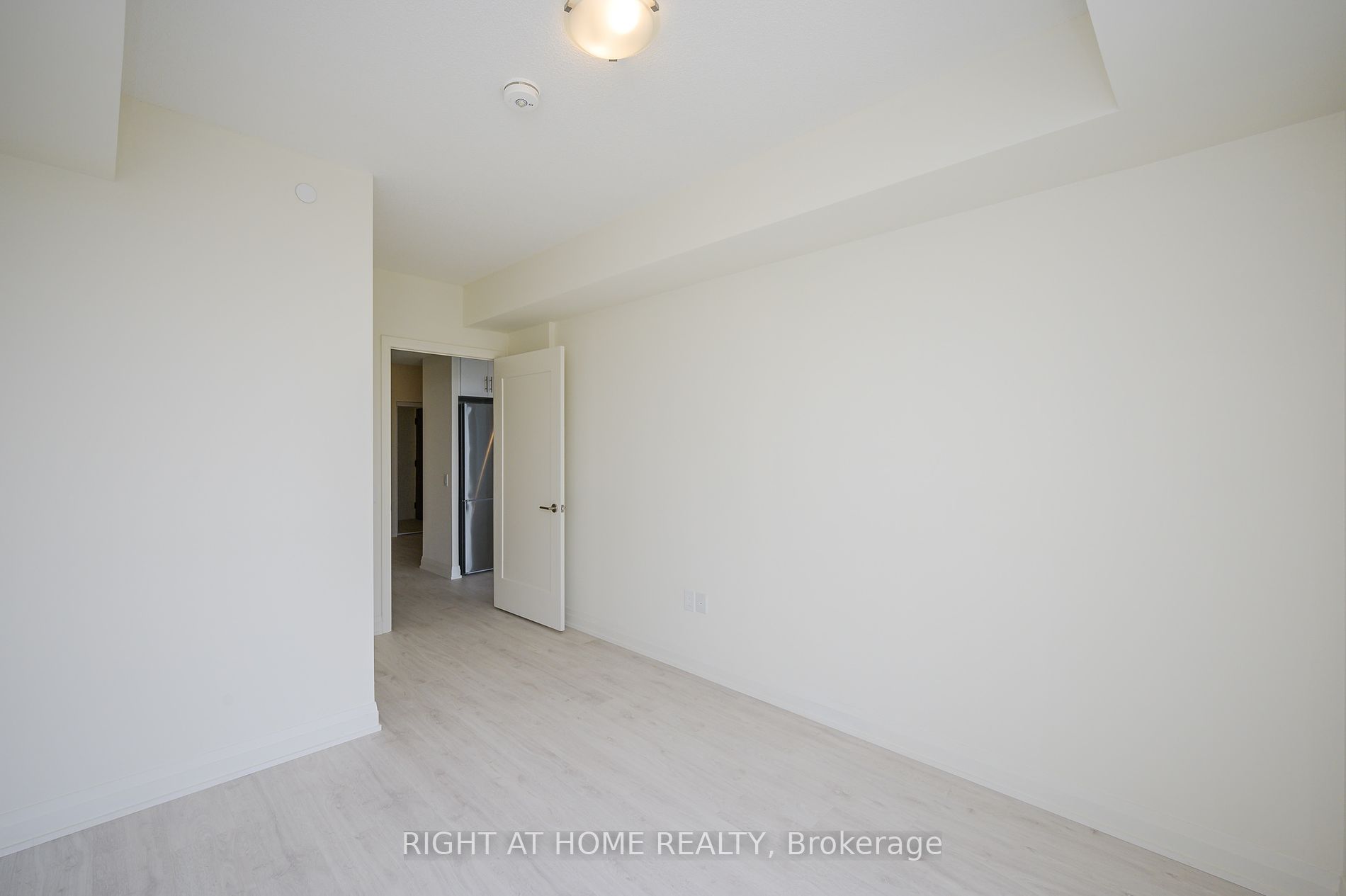 509 W Dundas St 605