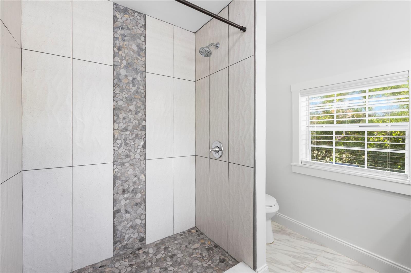 4009 N Seminole Avenue