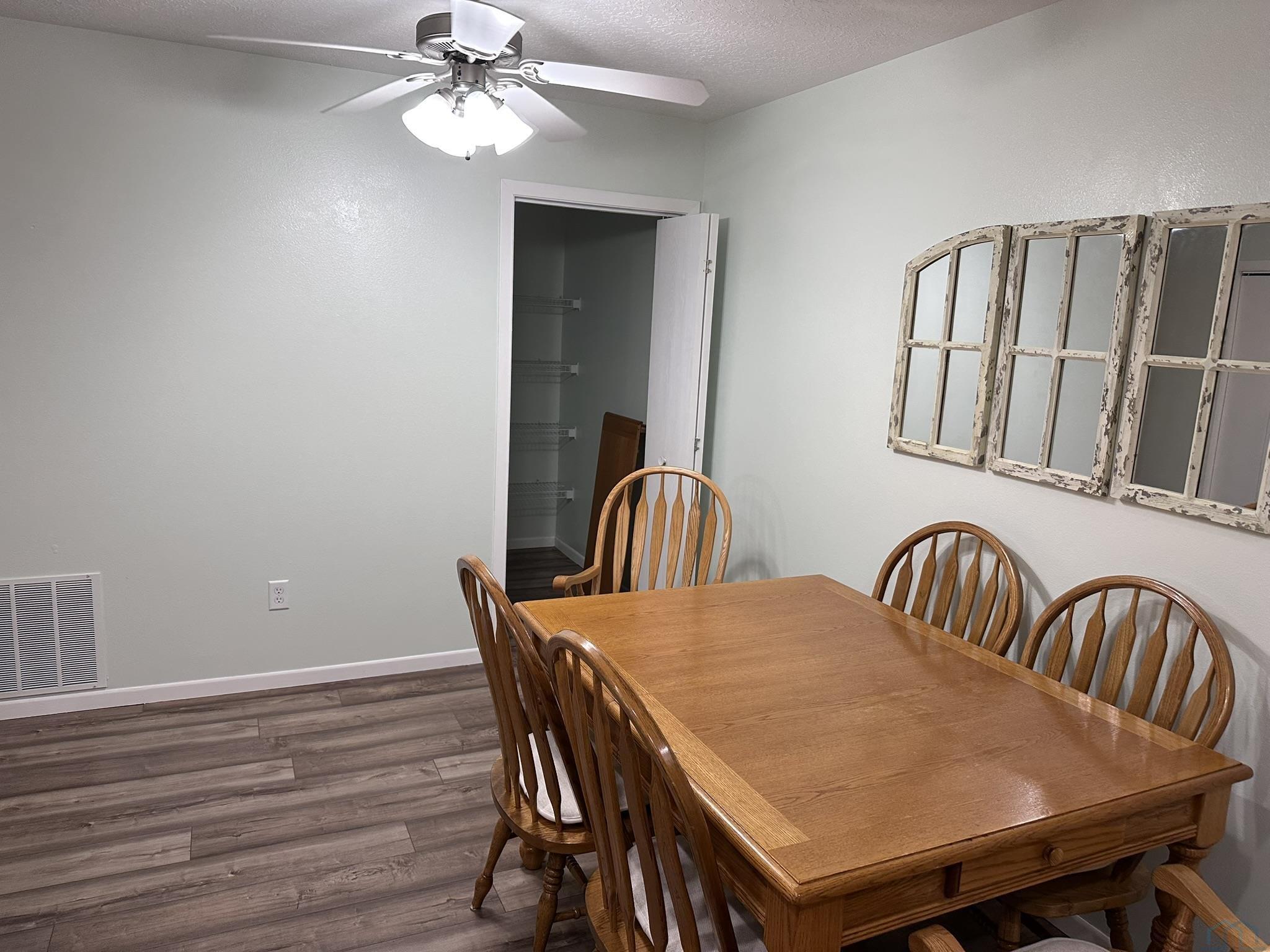 1100 Meadow View 2
