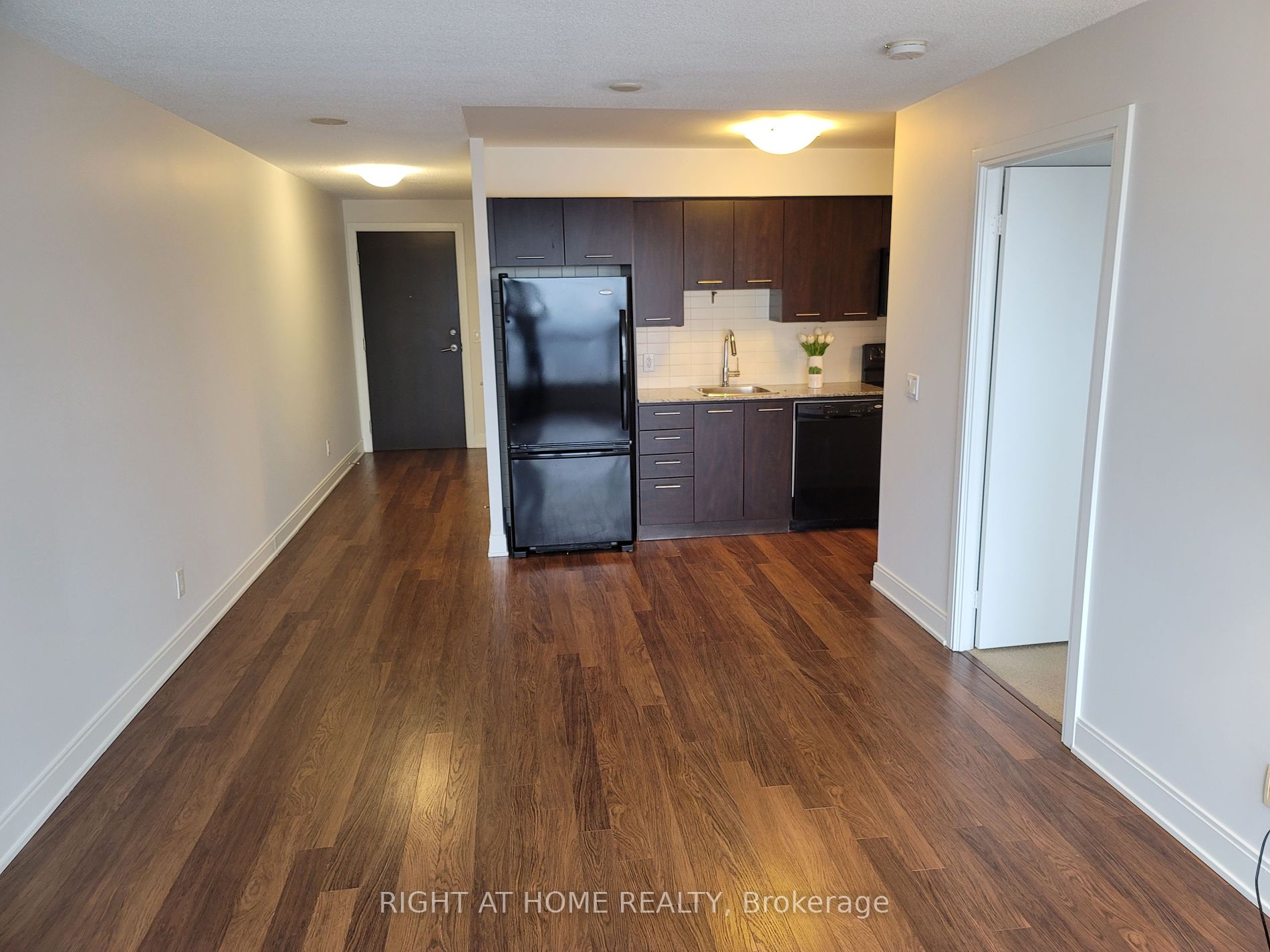125 Village Green Sq 2001