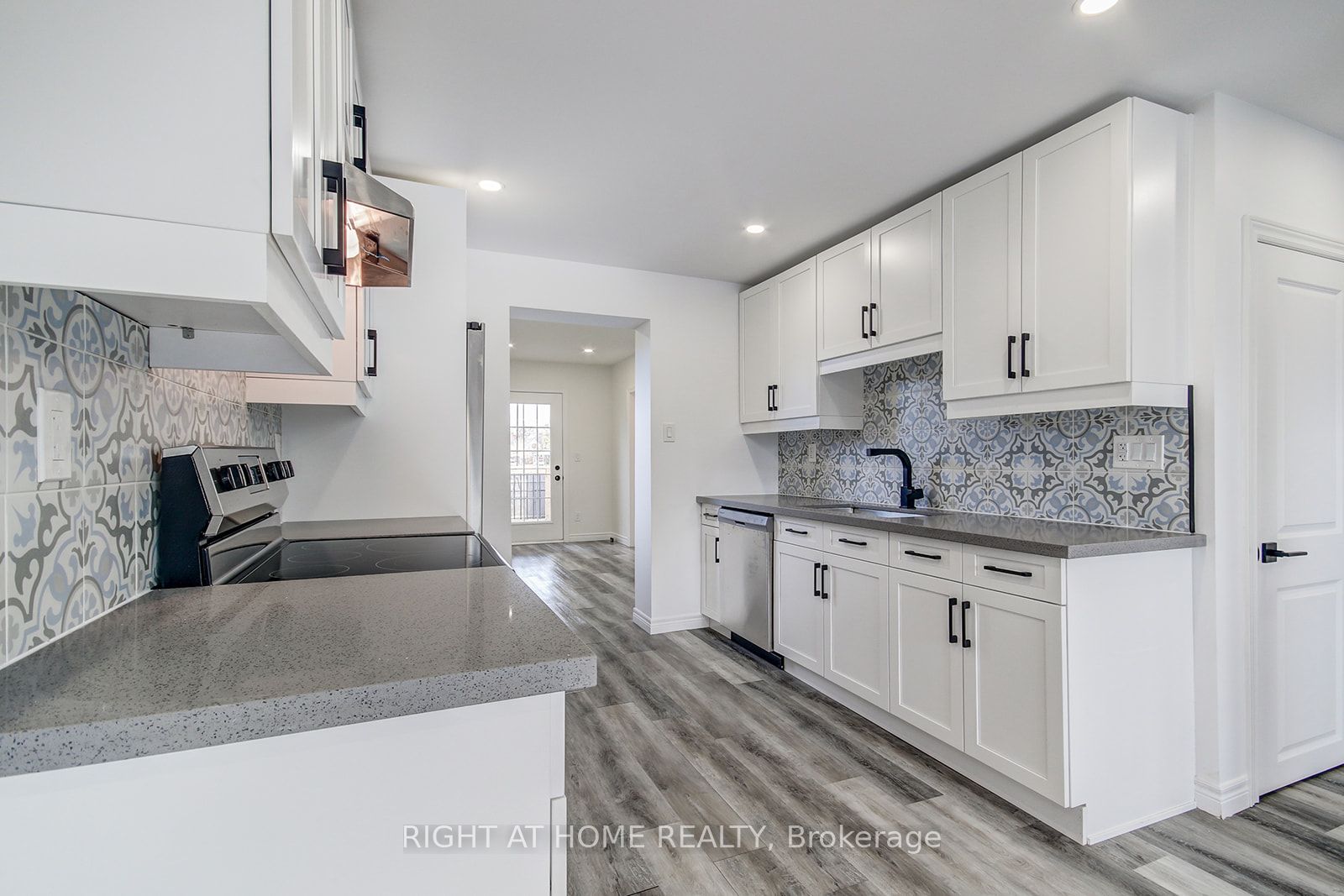 631 E Queensdale Ave Upper