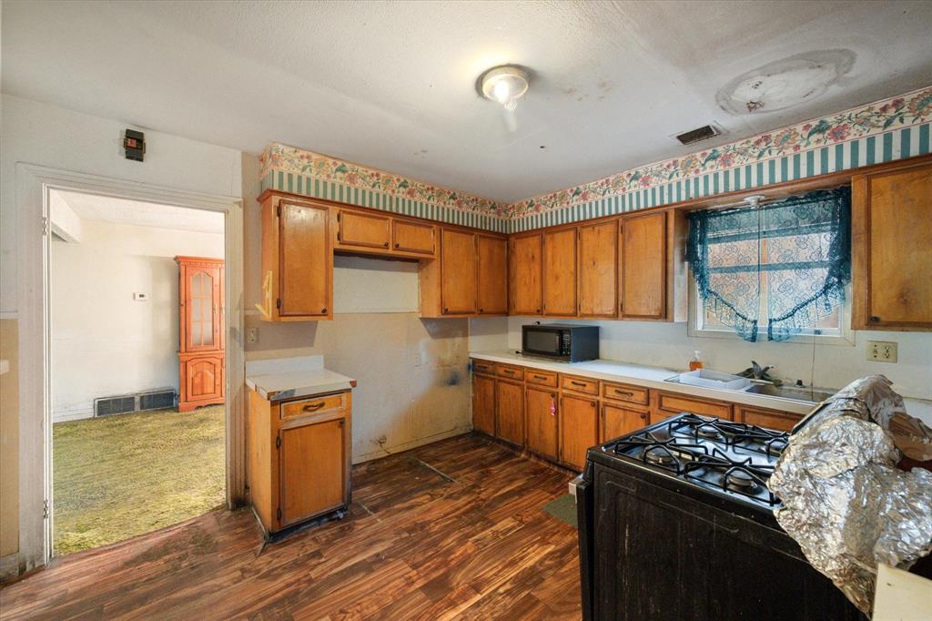 905 G W Jackson Avenue