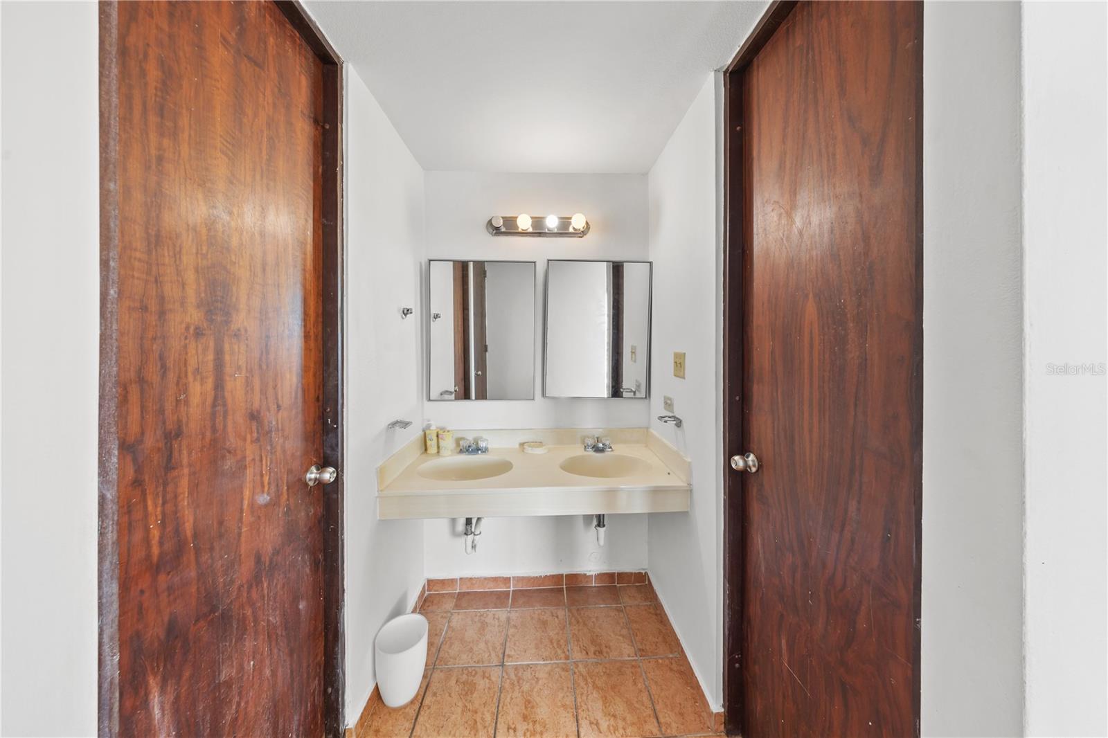 5015 Calle Punta Tuna 2006