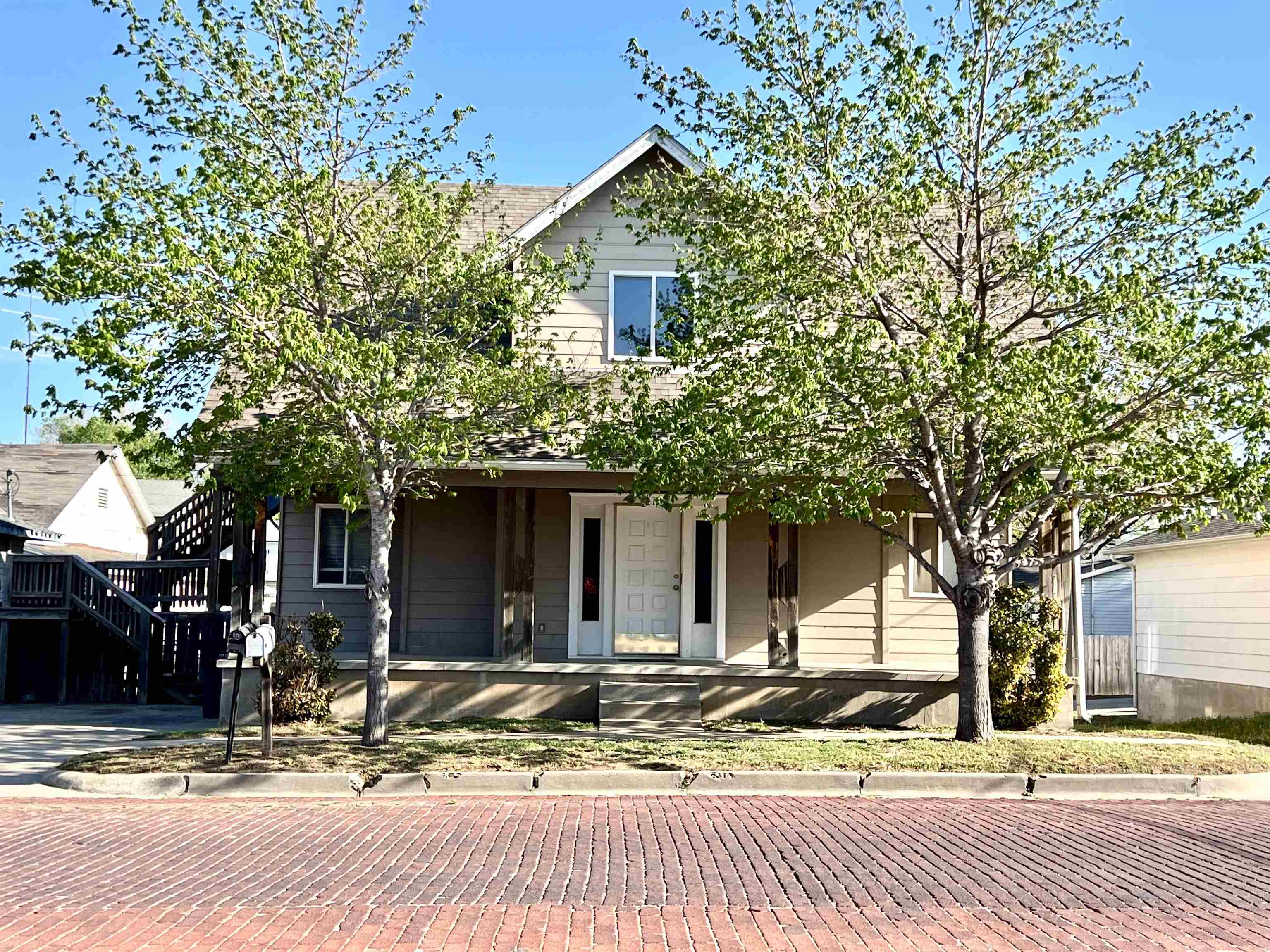 210 W Chestnut