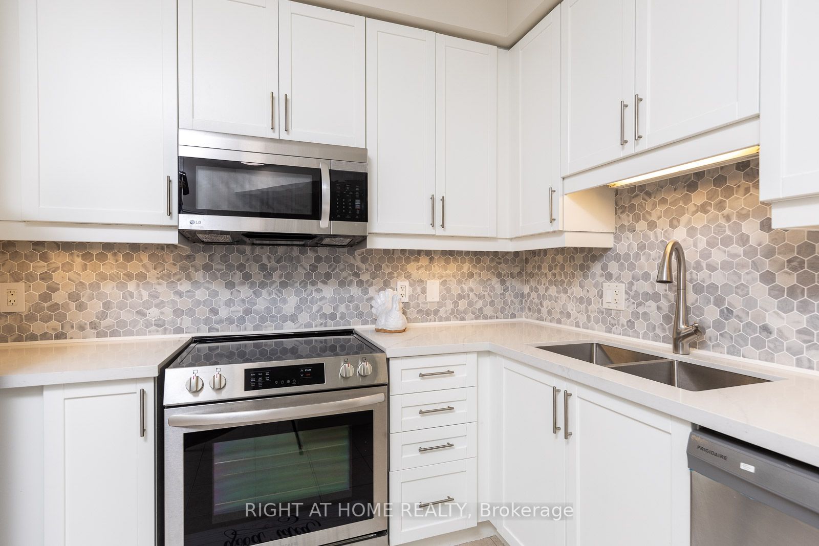 80 Absolute Ave 2706