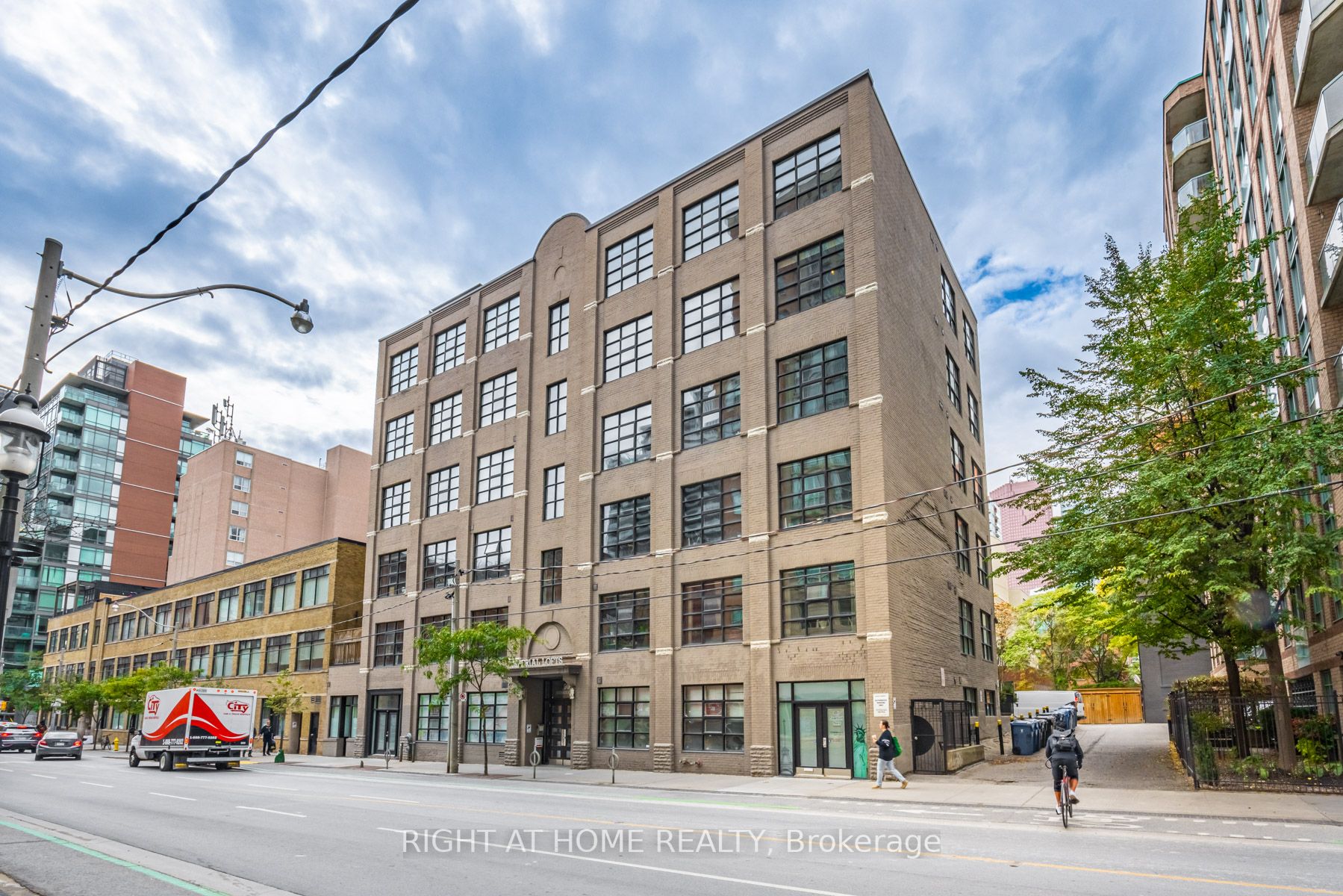 90 Sherbourne St 205