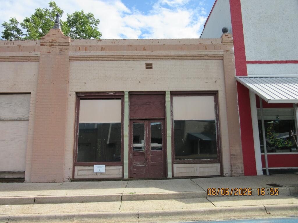 This unit is 1018 E Harris St . Also, the neighboring matching property is for sale for $29K (1022 E Harris St). This is your chance to own a commercial property in the heart of downtown Pavo, GA..  Endless possibilities from commercial to residential downtown living.. This unit includes a metal roof. Needs work—only shown by appointment.  Call today. Special forms required before showing.  Property taxes are estimated.  Buyer to verify all information.