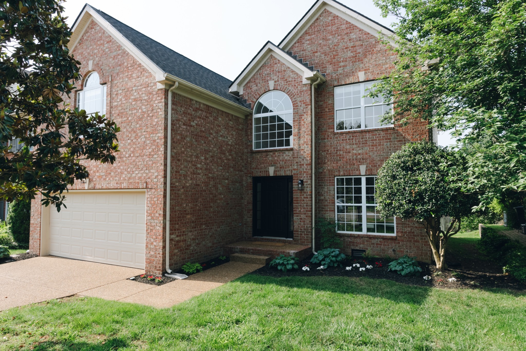 This beautifully renovated home just hit the market in Franklin! Located in the sought after community of Andover, the home features 2,883 sq ft of living space, 4 bedrooms, 3.5 bathrooms, a formal dining, an office and a spacious bonus room above the garage. The kitchen has been tastefully designed and equipped with stainless steal appliances, quartz countertops, a tiled backsplash and new soft-close cabinets. With a new roof, brand new paint, new LVP floors, new carpet and a thoughtfully redesigned primary bathroom, this home truly checks all the boxes. Situated on a quiet cul-de-sac and zoned for top rated Williamson County schools, you are just minutes away from all the fun Cool Springs shopping and dining, Whole Foods, Trader Joe's, Costco, the Franklin Factory, Historic Downtown Franklin and of course quick access to I65. Location doesn't get much better than this.