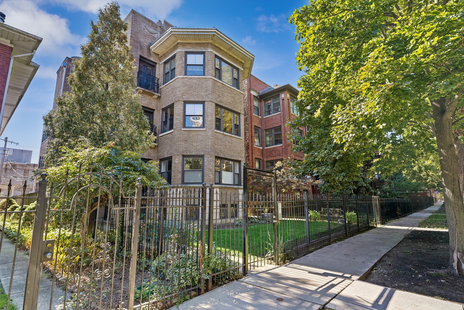 2 bed/2 bath unit located in Rogers Park! Close to public transportation (Red Line), walk to the lakefront, & few steps to Jarvis Square. Dine in the square while your pet is being groomed. Open kitchen connects to a formal dining area. Granite countertops, & stainless steel appliances.  Newer hardwood flooring throughout. Large room sizes. Modern bathrooms, standing showers for the guest bath, Jacuzzi tub in master bath. Separate closets for the master suite. Central heat & air. In-unit laundry. Dedicated parking in the back & storage is included.