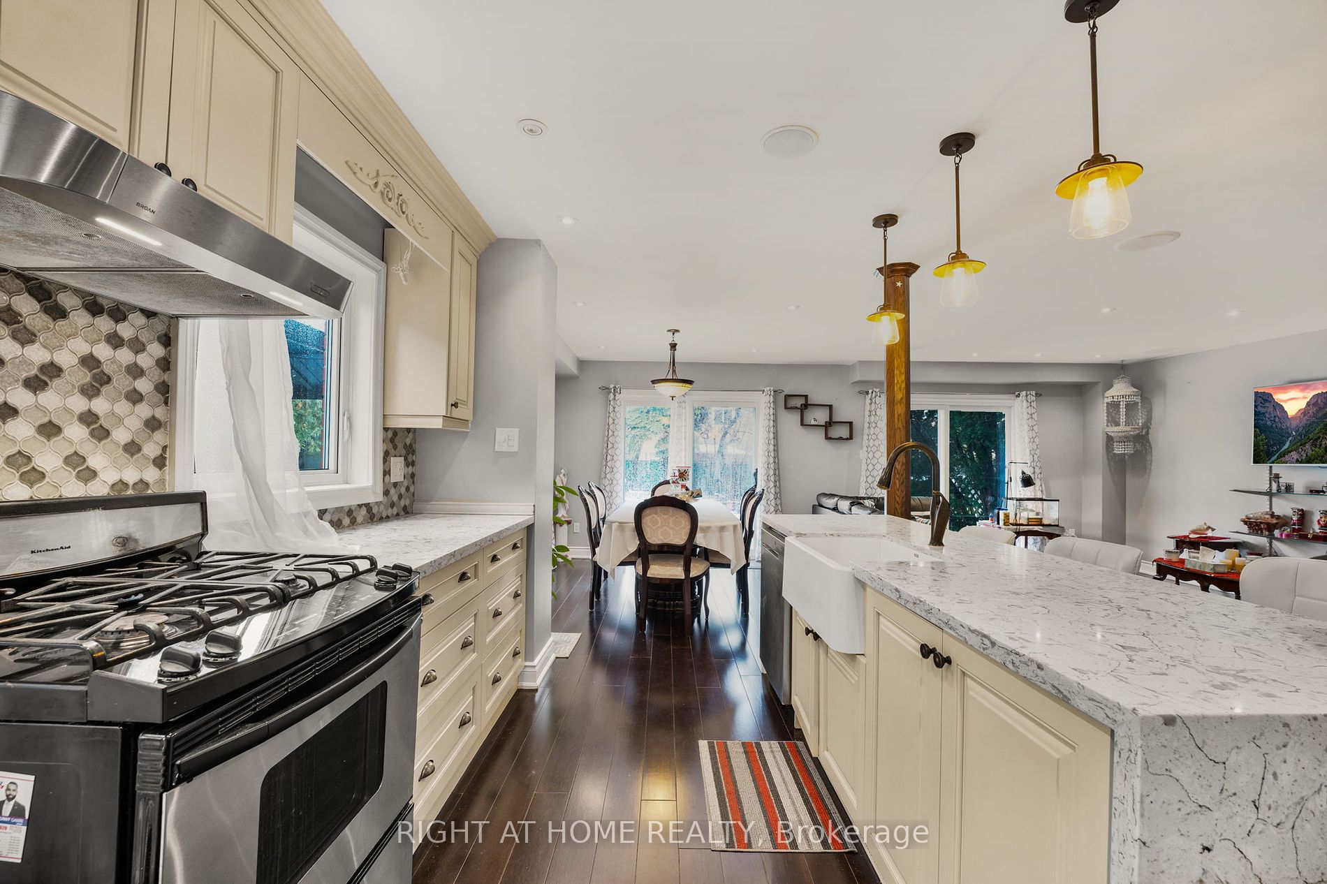 24 Jeanette Pl
