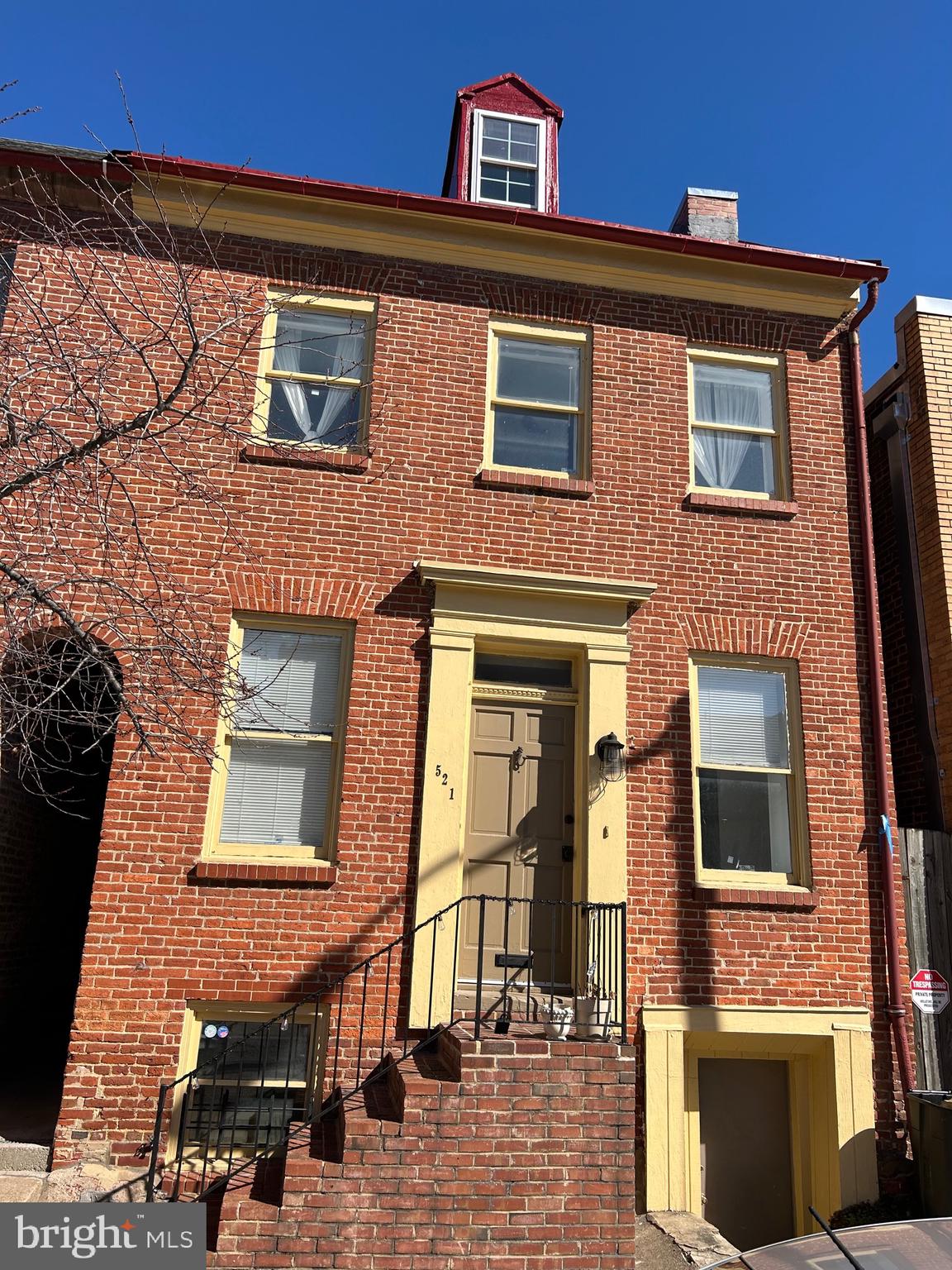 Enjoy city living in the historic neighborhood of Fells Point. This ideally located townhouse is just a short walk to local restaurants, bars, boutique shops, and the waterfront. The property features the convenience of an in-home washer/dryer and 2 spacious bedrooms on separate floors. Perfect for anyone looking to experience the energy and charm of one of Baltimore’s most sought-after neighborhoods.