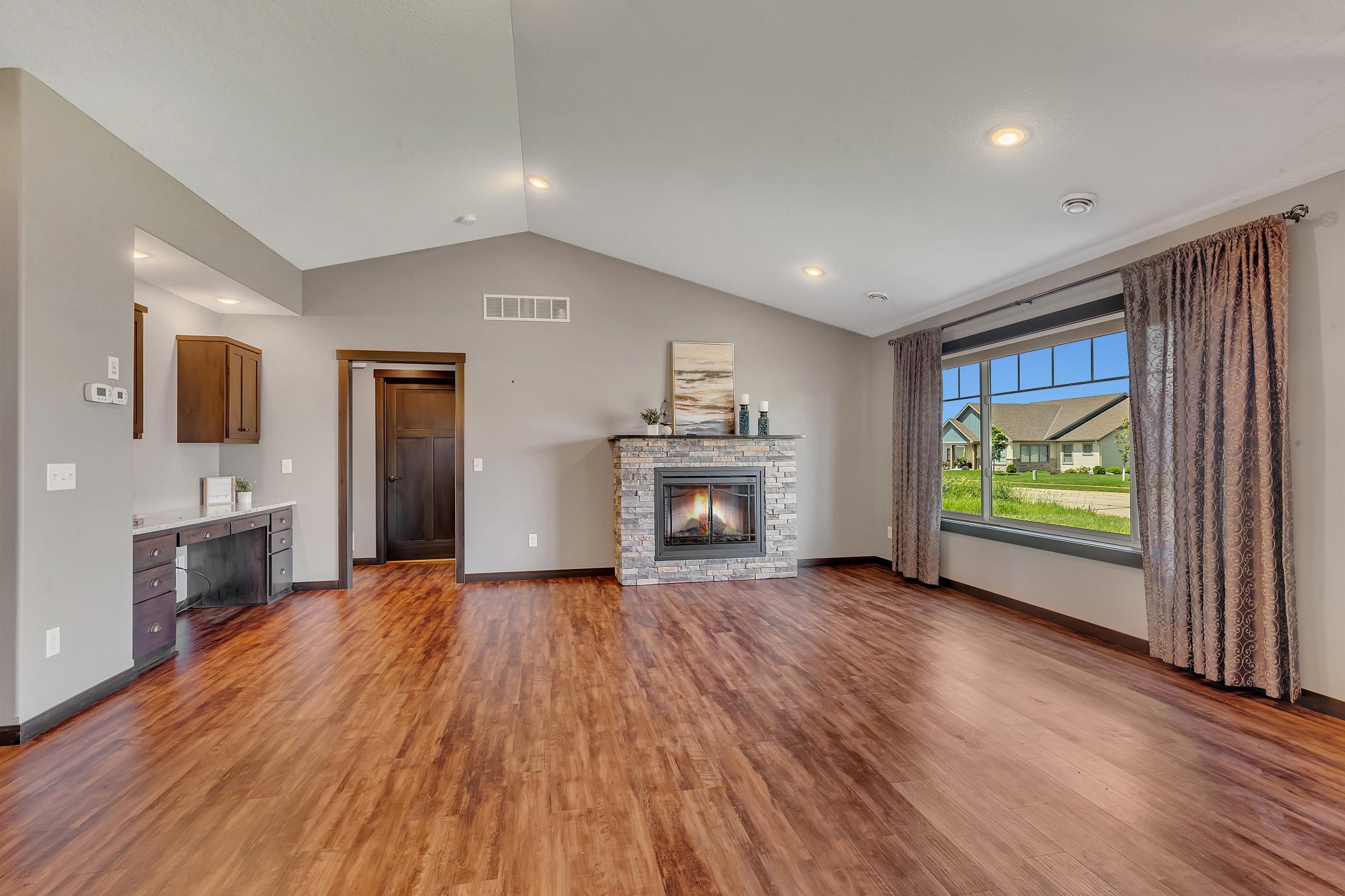1914 Sandstone Loop S