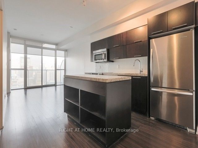 126 Simcoe St 3105