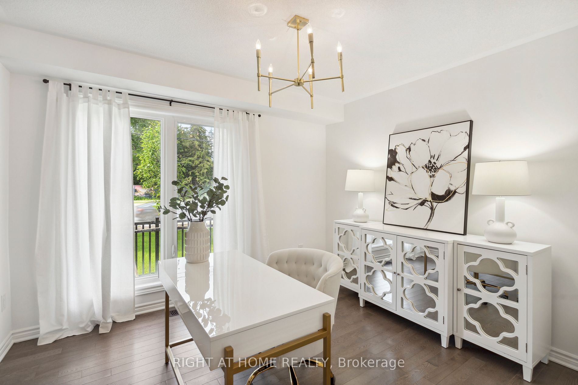 2495 Littlefield Cres