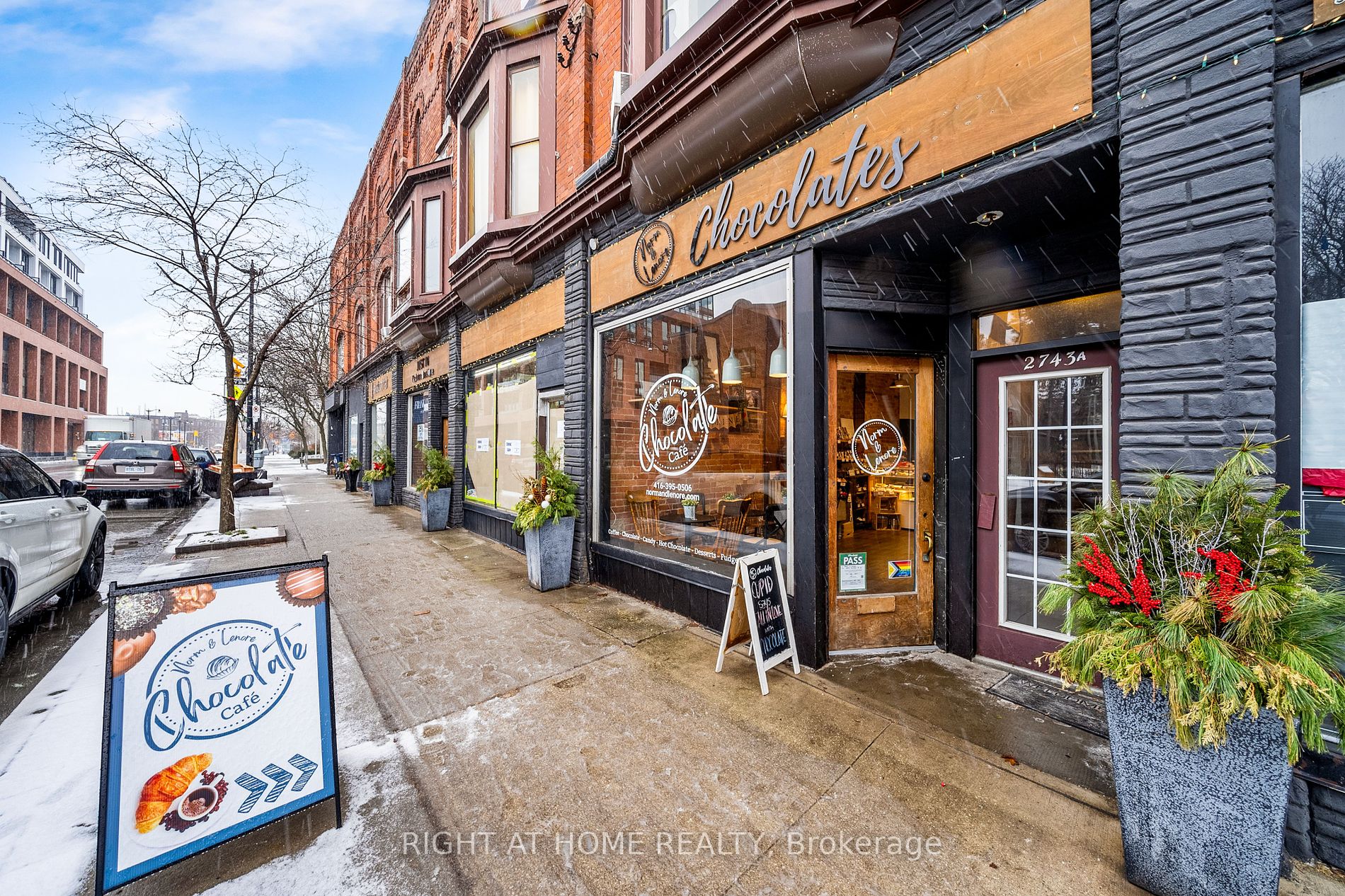 2720 Dundas St 520