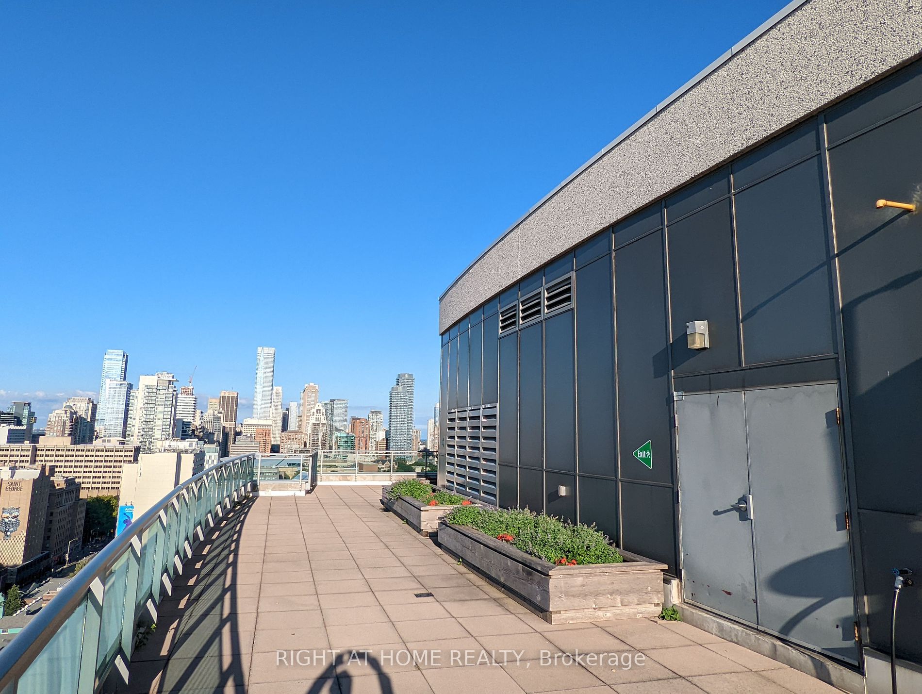 736 Spadina Ave 416