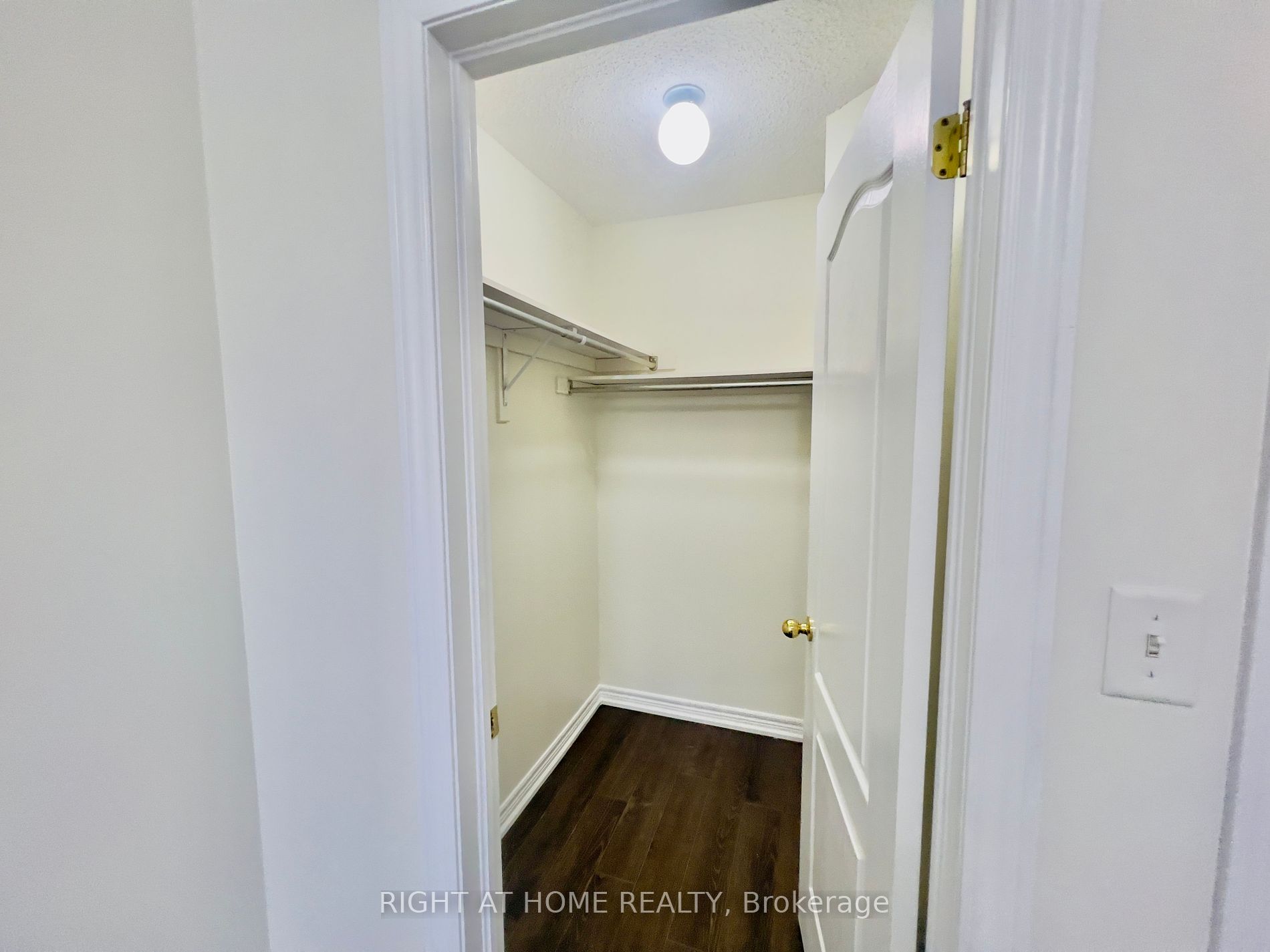 1352 E Granrock Cres