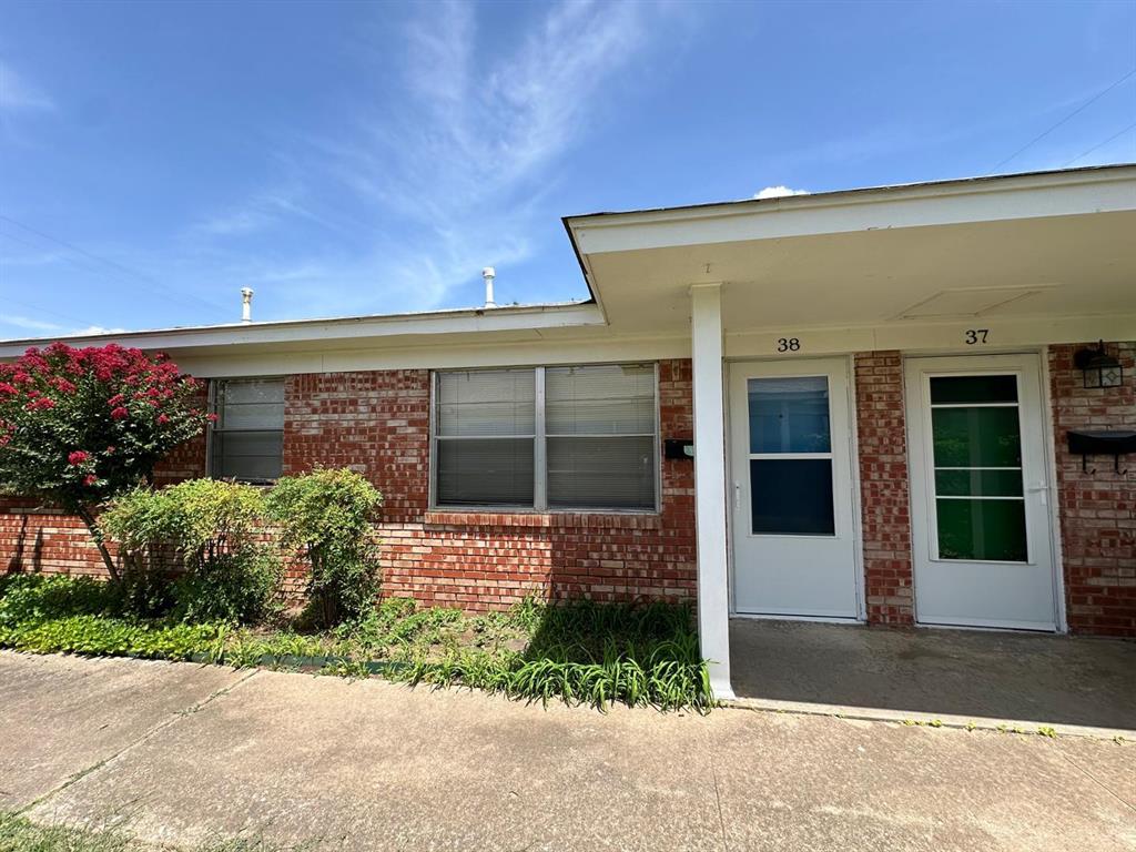 This duplex unit is just east of the University of Oklahoma intramural fields. The living area has vinyl flooring, built-in bookshelves, and a large window that lets in lots of natural light. There is access to the backyard through the kitchen. The kitchen has a refrigerator, stove, and dishwasher. A washer and dryer are provided. The two bedrooms have carpet and ceiling fans. The finishes and flooring could vary between each unit. The new lease will go through May 31st, 2027. This is a no-pets and non-smoking unit. The security deposit is $975.