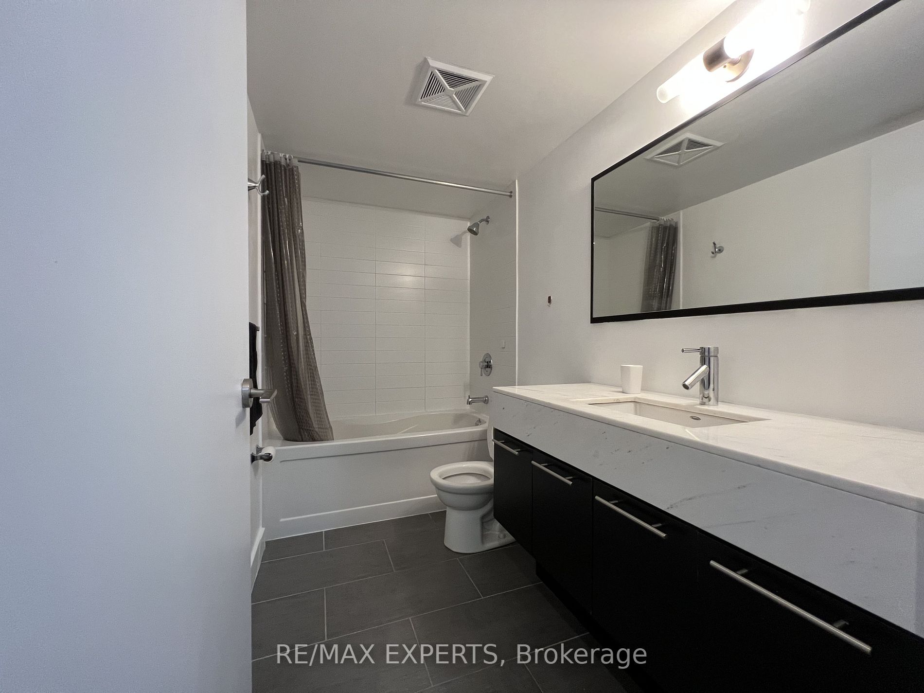 126 Simcoe St 302