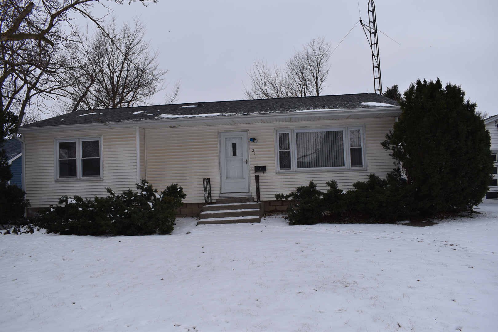Move-in ready three bedroom home with lots of updates on a quite tree lined street on the north edge of Flanagan. Bathroom totally redone, new flooring in the kitchen, new carpet in the livingroom. Basement has been repaired with 25 year foundation guarantee.