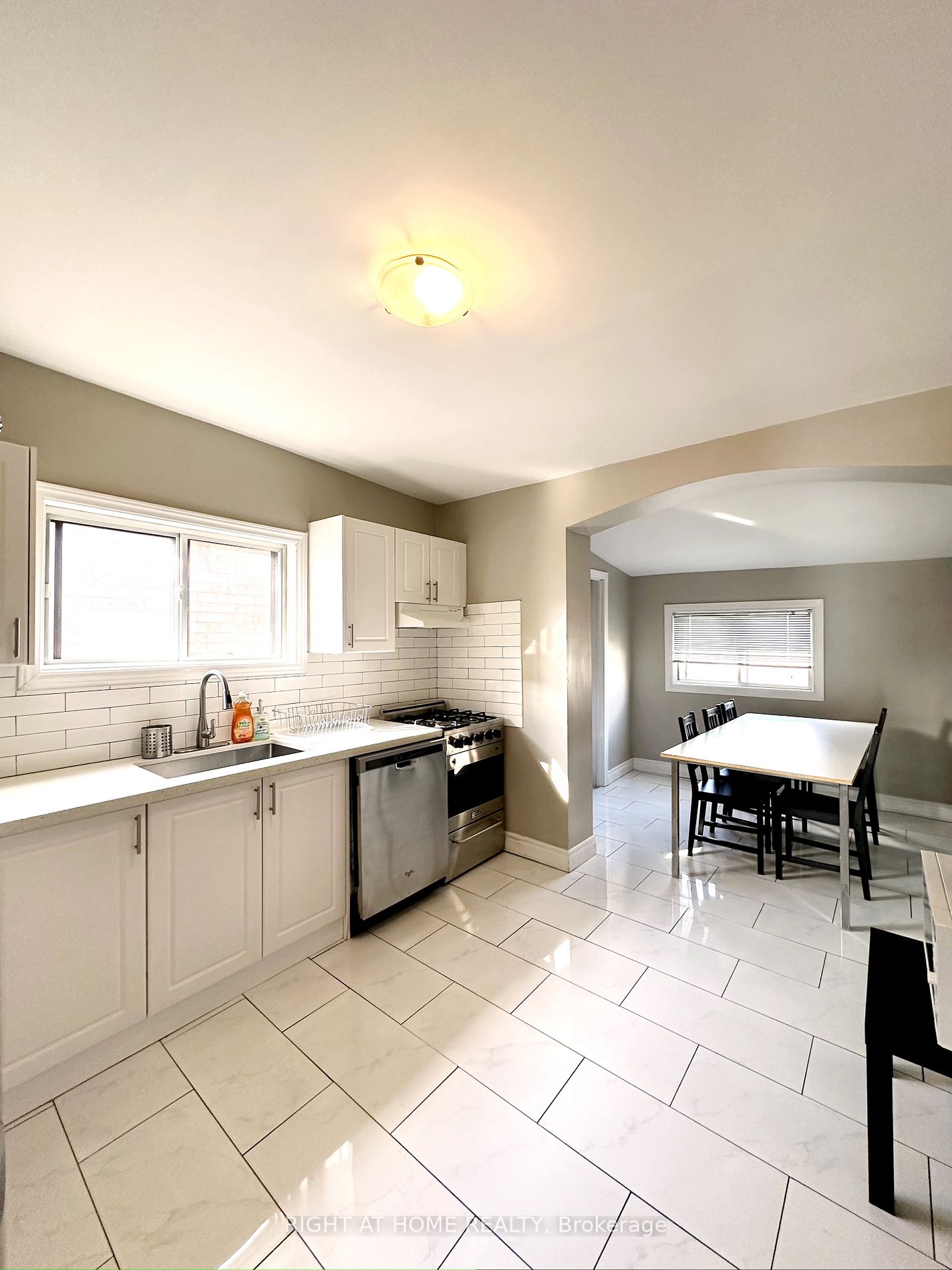 12 N Foxley St 2nd/3rd