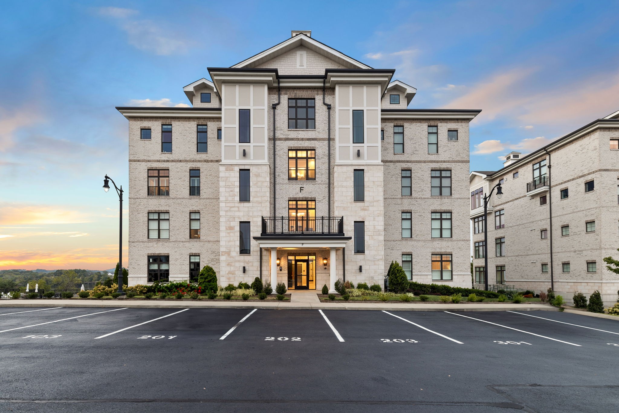 1024 Club View Dr F201