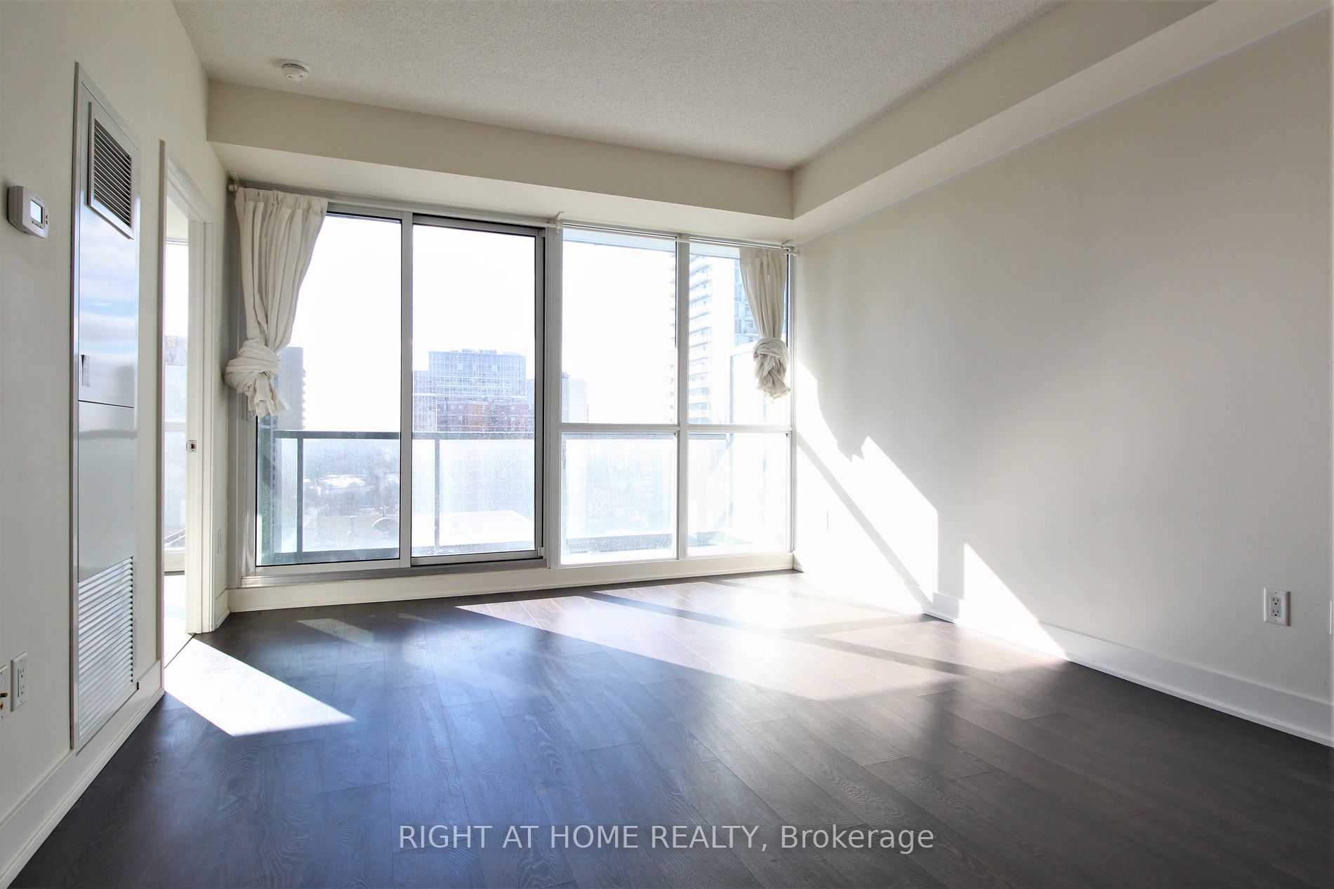 30 Roehampton Ave 1503