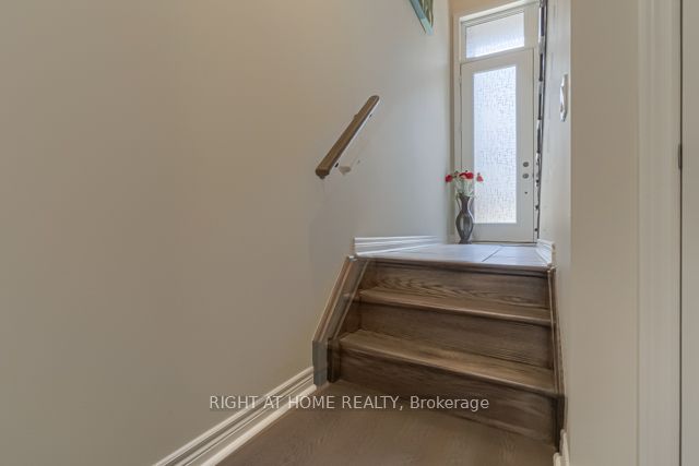 12 Laskin Dr